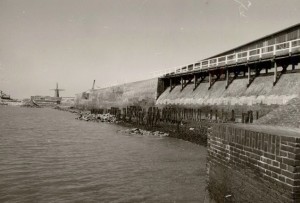 voor ophoging van de dijk mei:april 1975